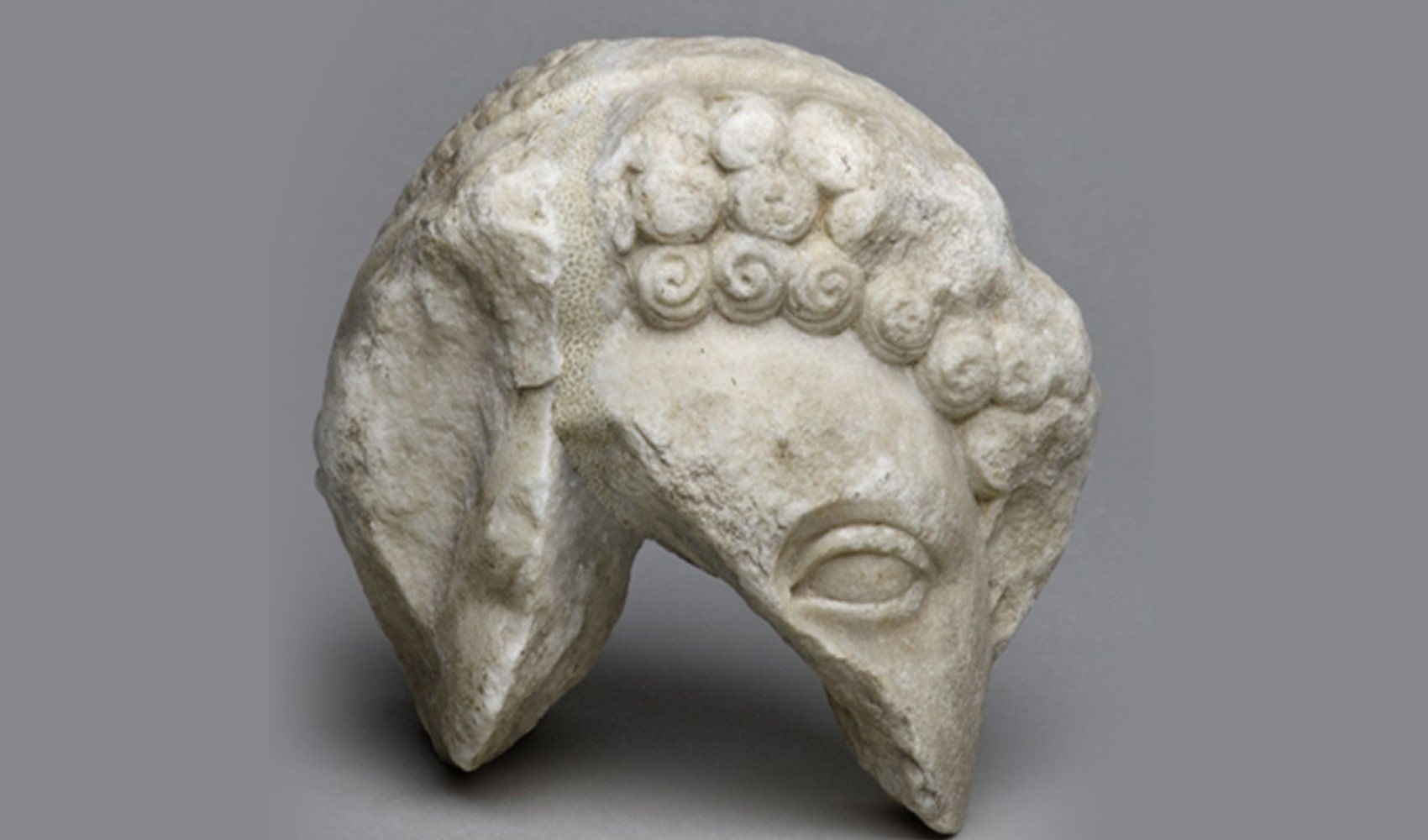 Sessiz kırık bir taş, kurnaz tanrı