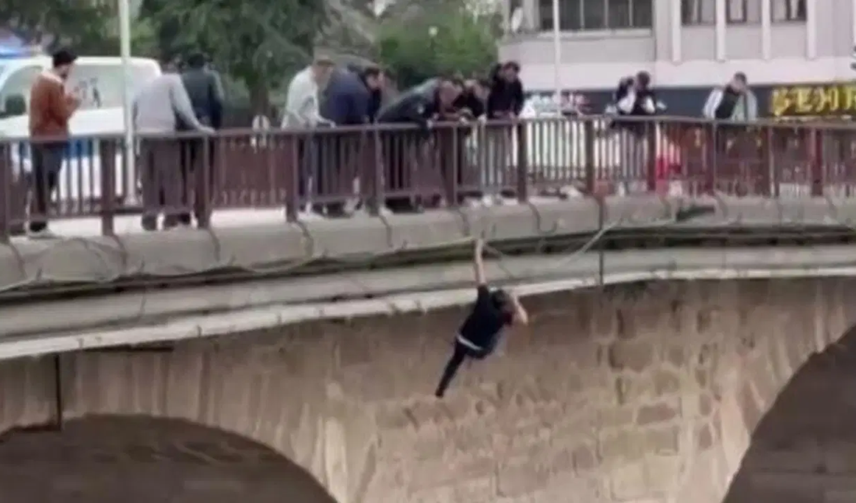 Köprüden atladı: Son anda kurtarıldı