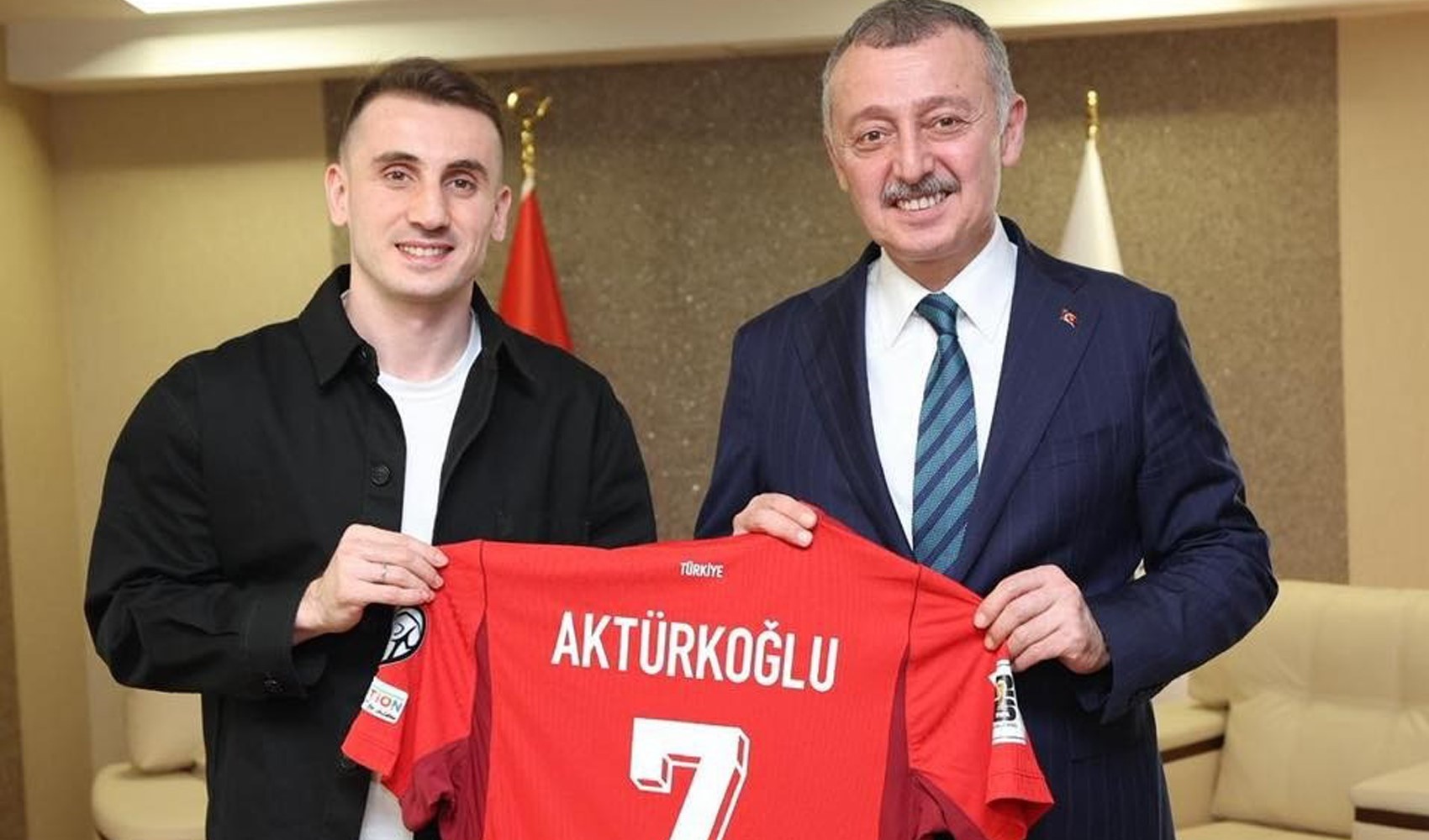 Kerem Aktürkoğlu'ndan Başkan Büyükakın'a ay-yıldızlı forma