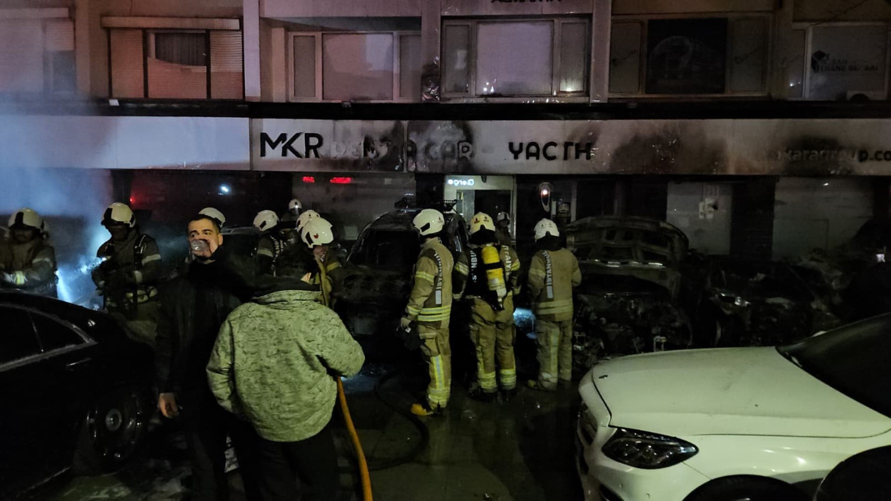 Araç kiralama şirketinde çıkan yangında yaklaşık 100 milyon değerinde 15 araç yandı