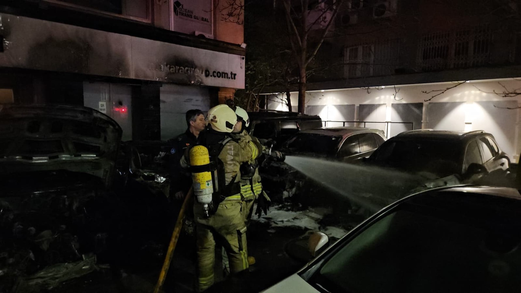 Araç kiralama şirketinde çıkan yangında yaklaşık 100 milyon değerinde 15 araç yandı