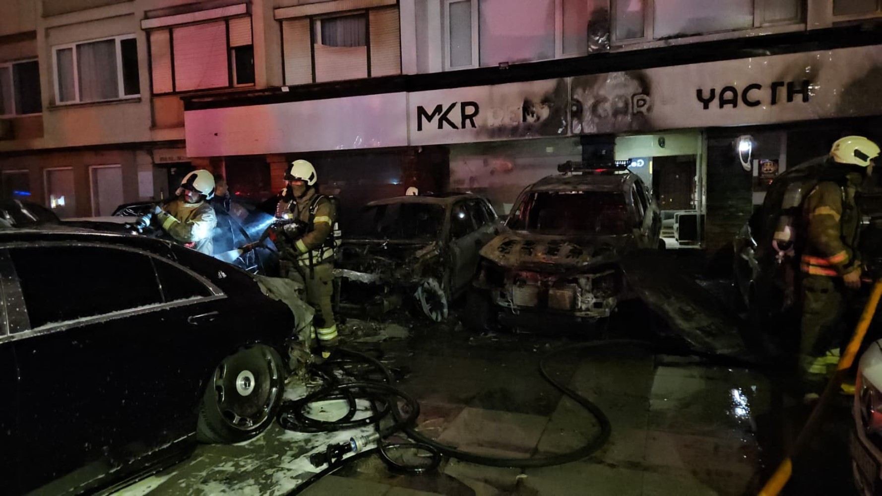 Araç kiralama şirketinde çıkan yangında yaklaşık 100 milyon değerinde 15 araç yandı