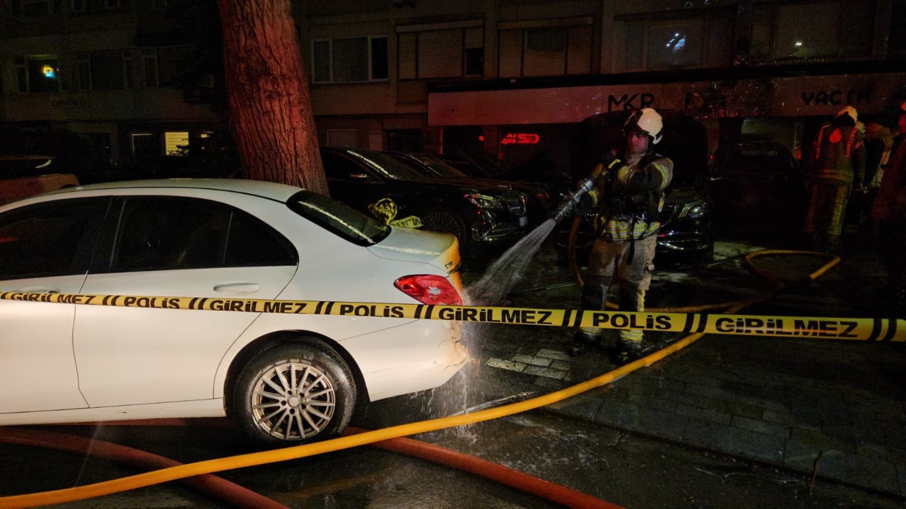 Araç kiralama şirketinde çıkan yangında yaklaşık 100 milyon değerinde 15 araç yandı