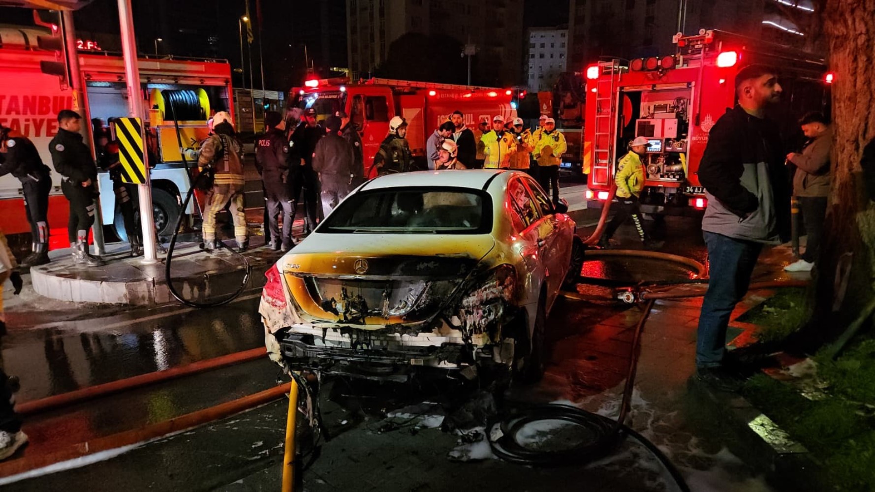 Araç kiralama şirketinde çıkan yangında yaklaşık 100 milyon değerinde 15 araç yandı