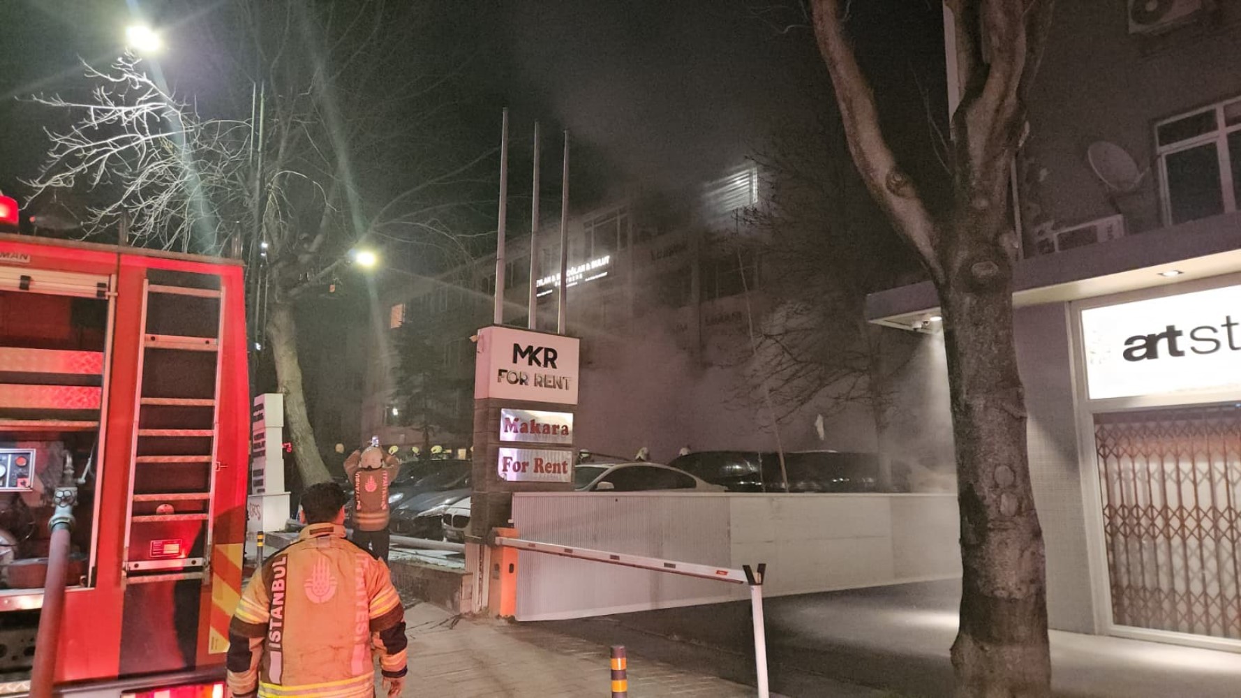 Araç kiralama şirketinde çıkan yangında yaklaşık 100 milyon değerinde 15 araç yandı