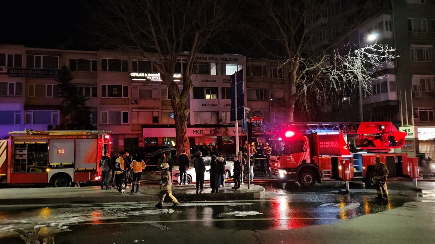 Araç kiralama şirketinde çıkan yangında yaklaşık 100 milyon değerinde 15 araç yandı