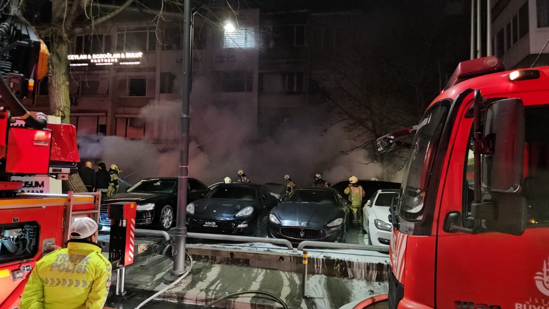 Araç kiralama şirketinde çıkan yangında yaklaşık 100 milyon değerinde 15 araç yandı