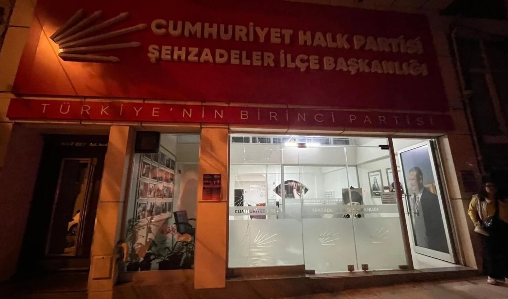 CHP Şehzadeler İlçe Başkanlığı'na binasına taşlı saldırı düzenlendi