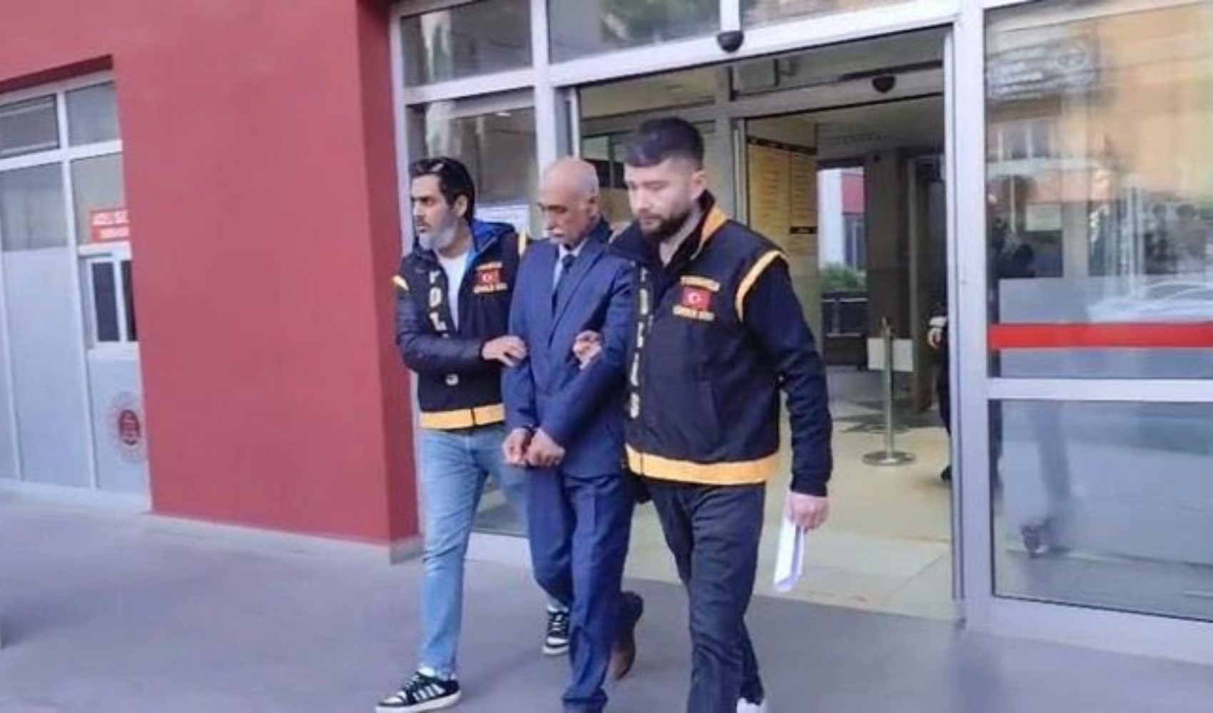 Atatürk'e hakaret eden lise öğretmenine beraat kararı verildi