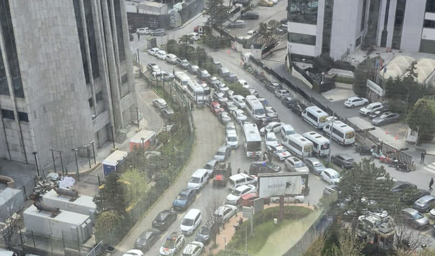 Silahlı saldırı sonrası Büyükdere Caddesi trafiğe açıldı
