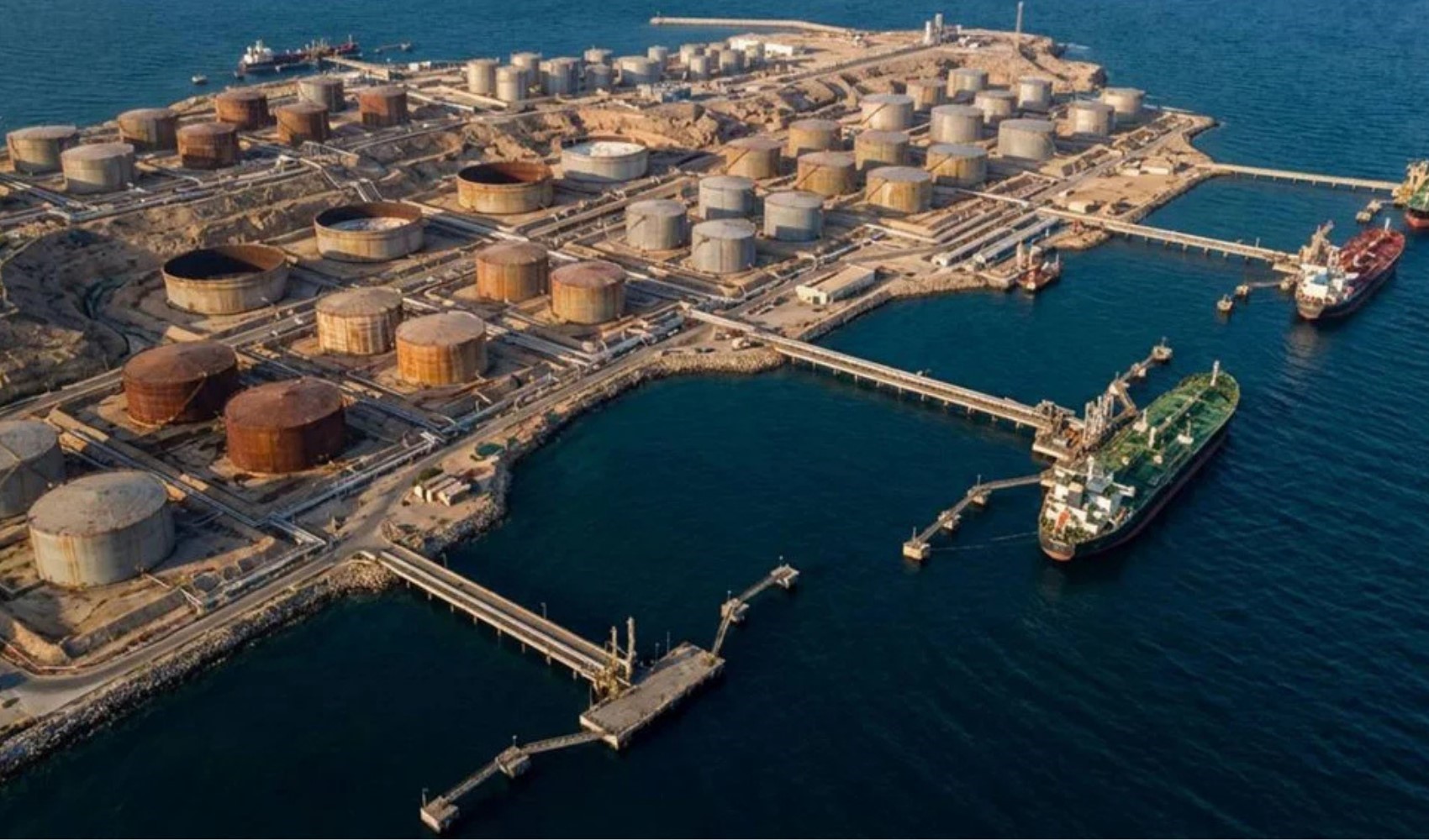 ABD Hark Adası'nı vurdu!