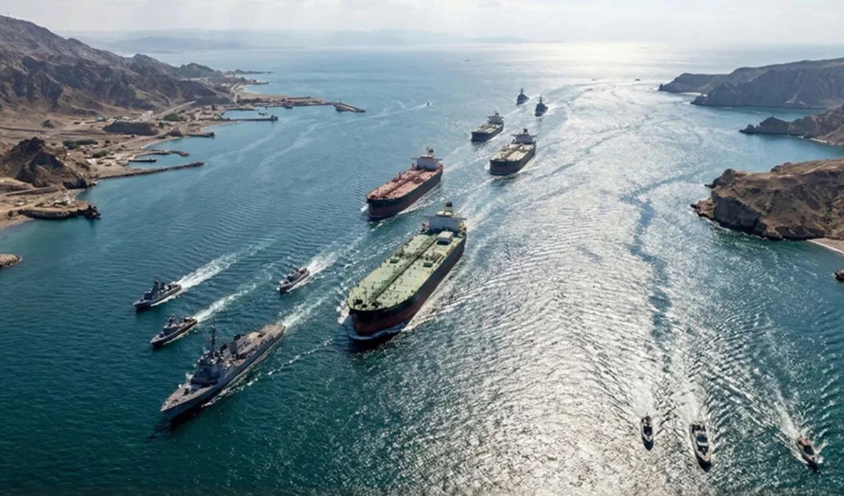 İran, 2 hafta süreyle Hürmüz Boğazı’nı geçişlere açtı