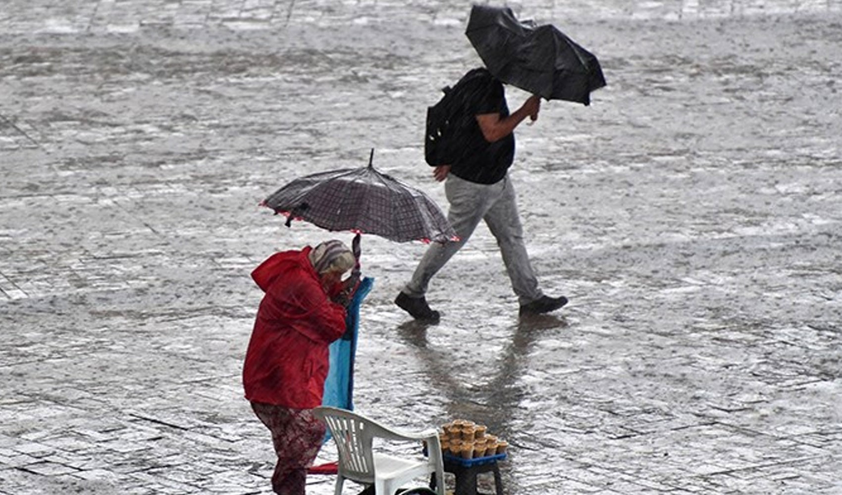 Meteoroloji'den 20 kente sarı kodlu uyarı: Sıcaklık 7 derece birden düşecek, kuvvetli sağanak ve fırtına geliyor! İşte il il 8 Nisan Çarşamba hava durumu...