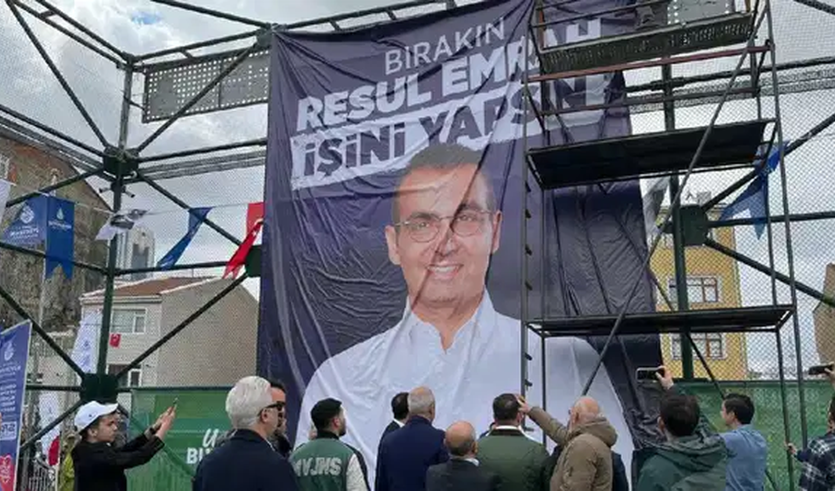 Tensioni prima dell'inaugurazione a cui parteciperà Özgür Özel: la polizia voleva rimuovere lo striscione per Resul Emrah Şahan, ma i cittadini si sono opposti