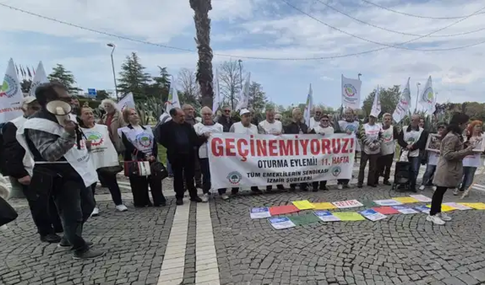 İzmir’de emekliler enflasyon oranlarını protesto etti