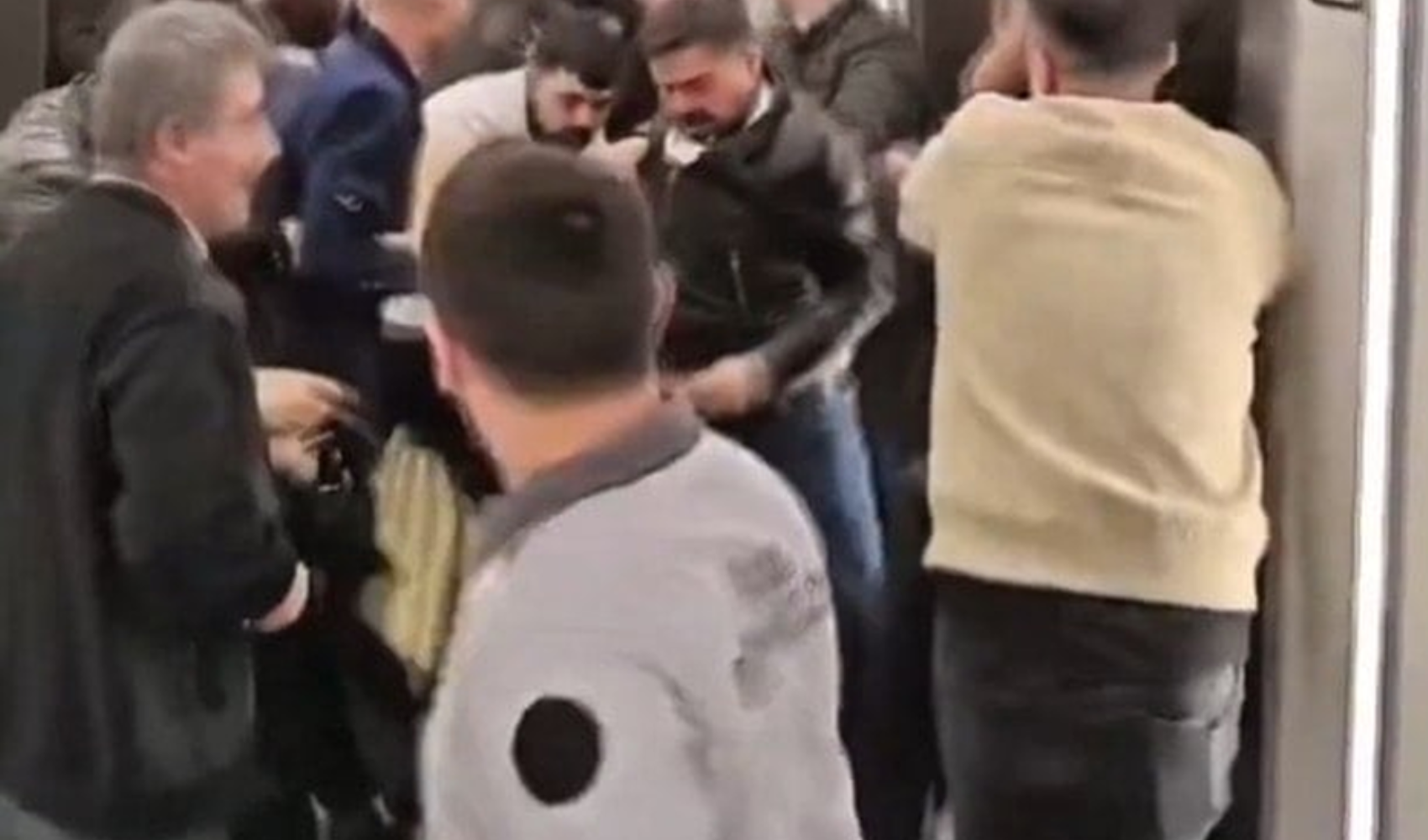 İstanbul adliyesinde boşanma davası sonrası büyük kavga çıktı