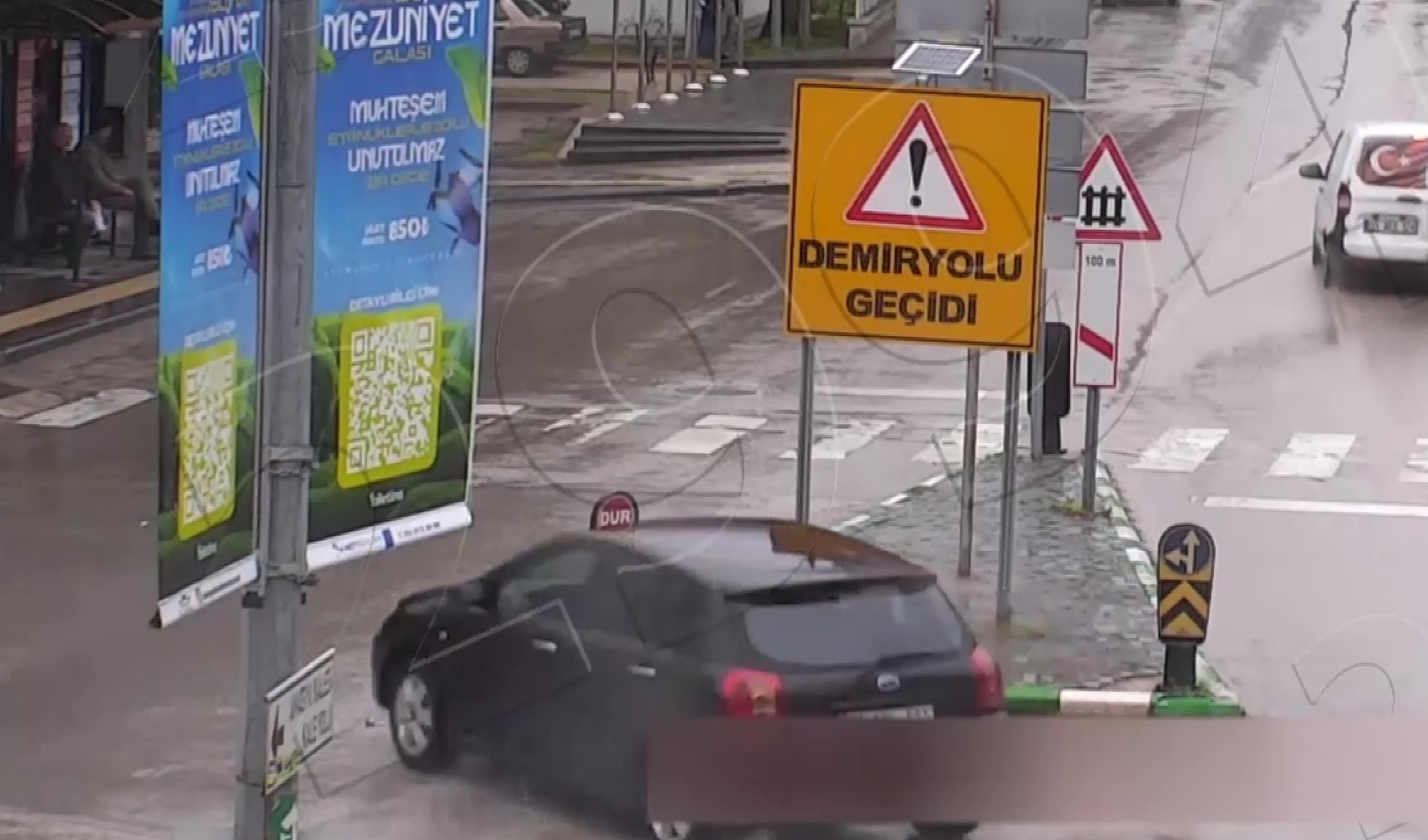 Kontrolden çıkan otomobil durakta bekleyenleri teğet geçti