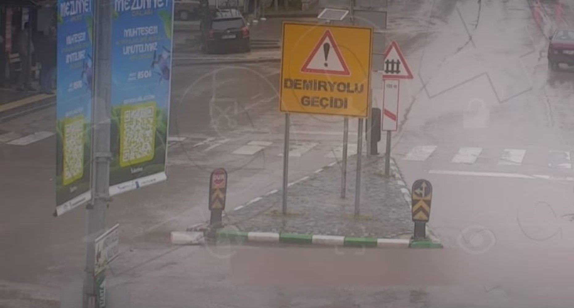 Kontrolden çıkan otomobil durakta bekleyenleri teğet geçti