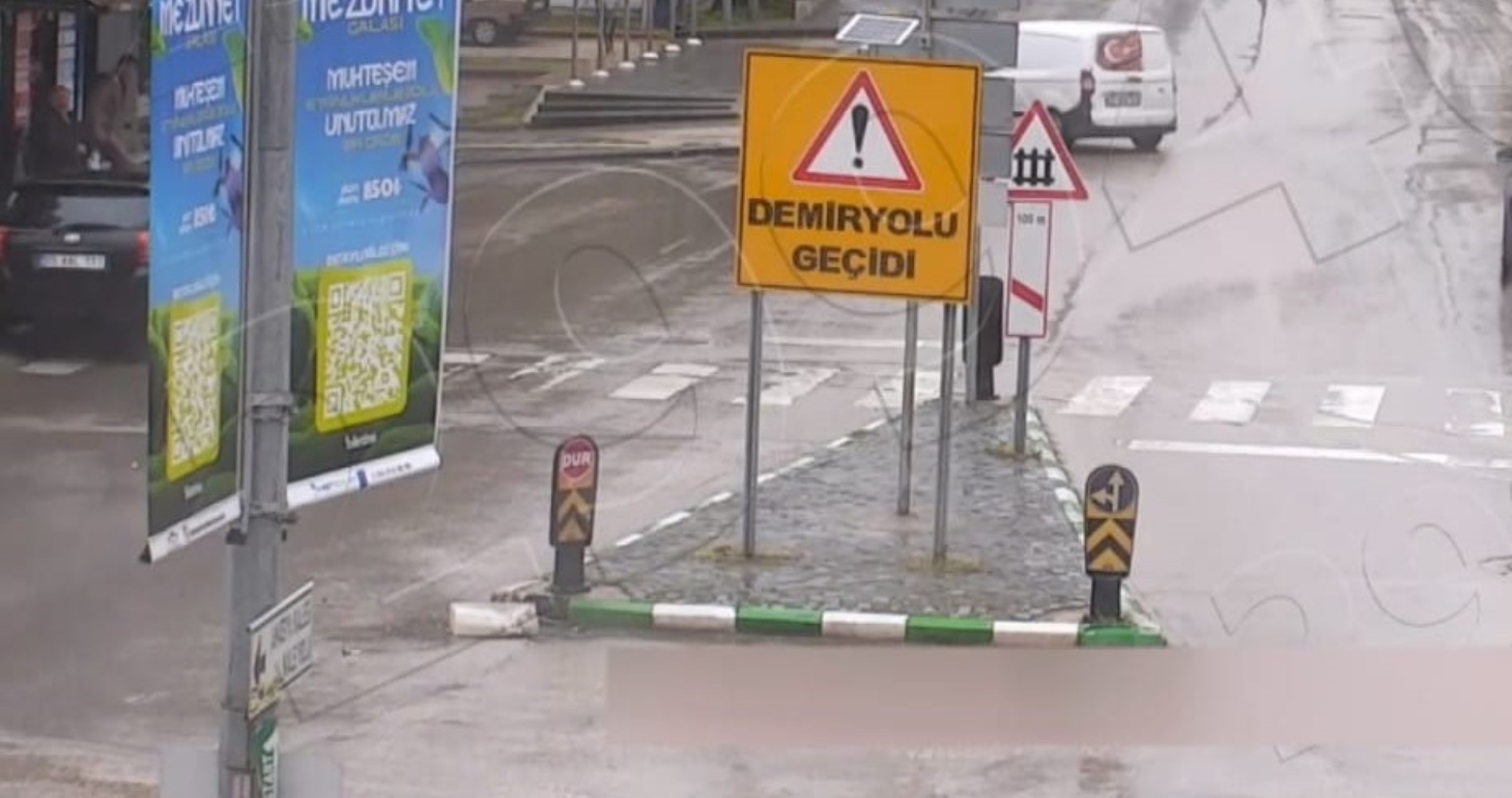 Kontrolden çıkan otomobil durakta bekleyenleri teğet geçti