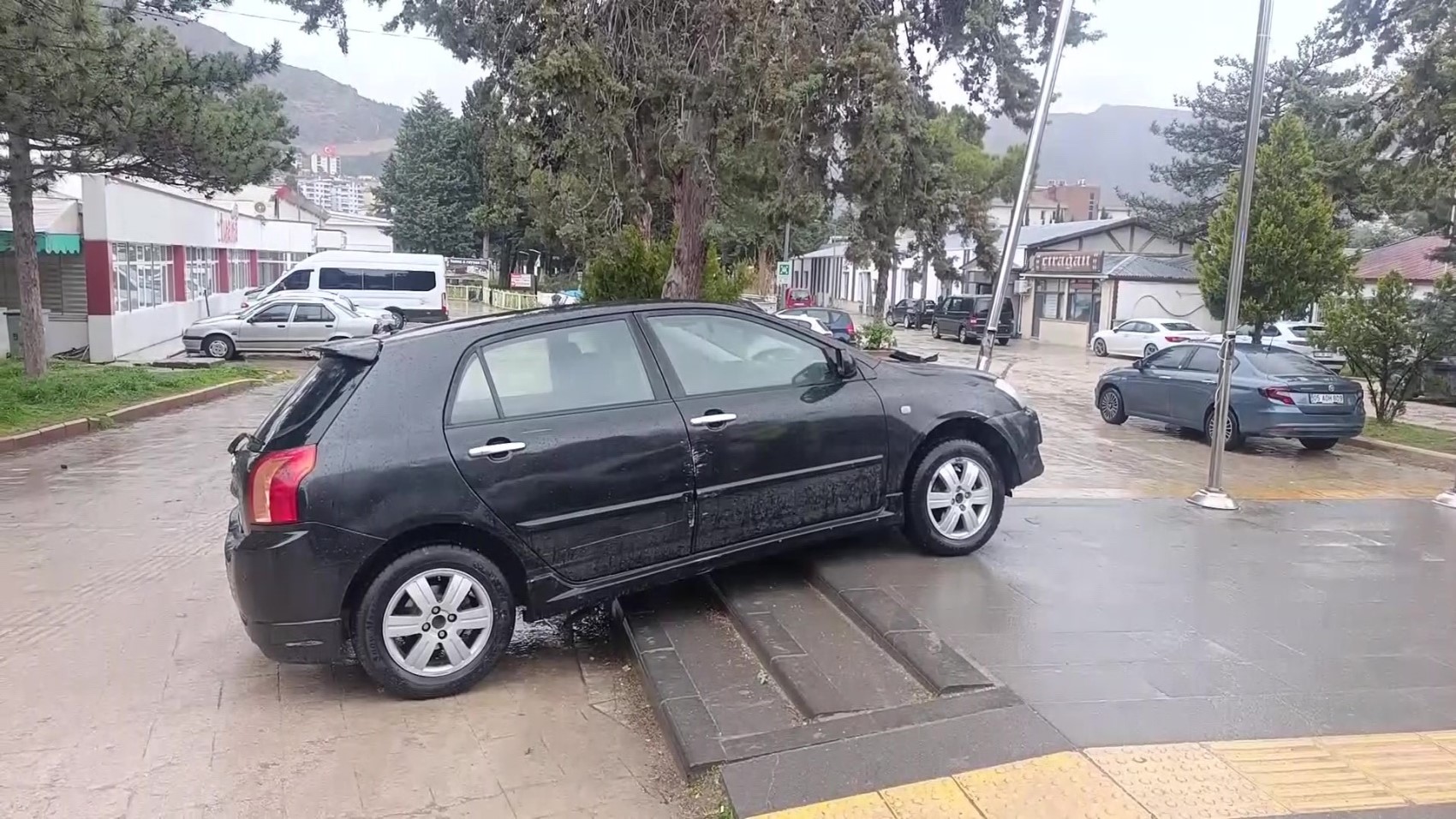 Kontrolden çıkan otomobil durakta bekleyenleri teğet geçti