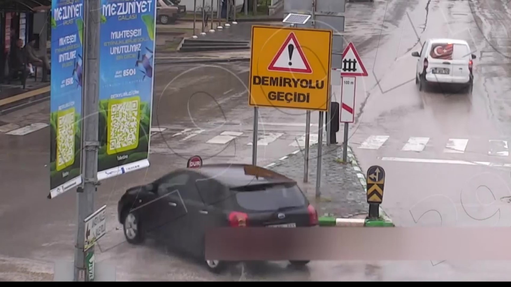 Kontrolden çıkan otomobil durakta bekleyenleri teğet geçti