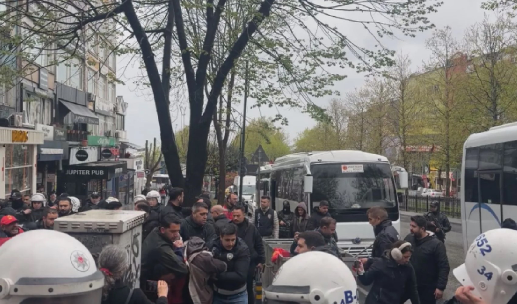 Taksim Meydanı'na yürümek isteyen HKP'lilere polis müdahalesi