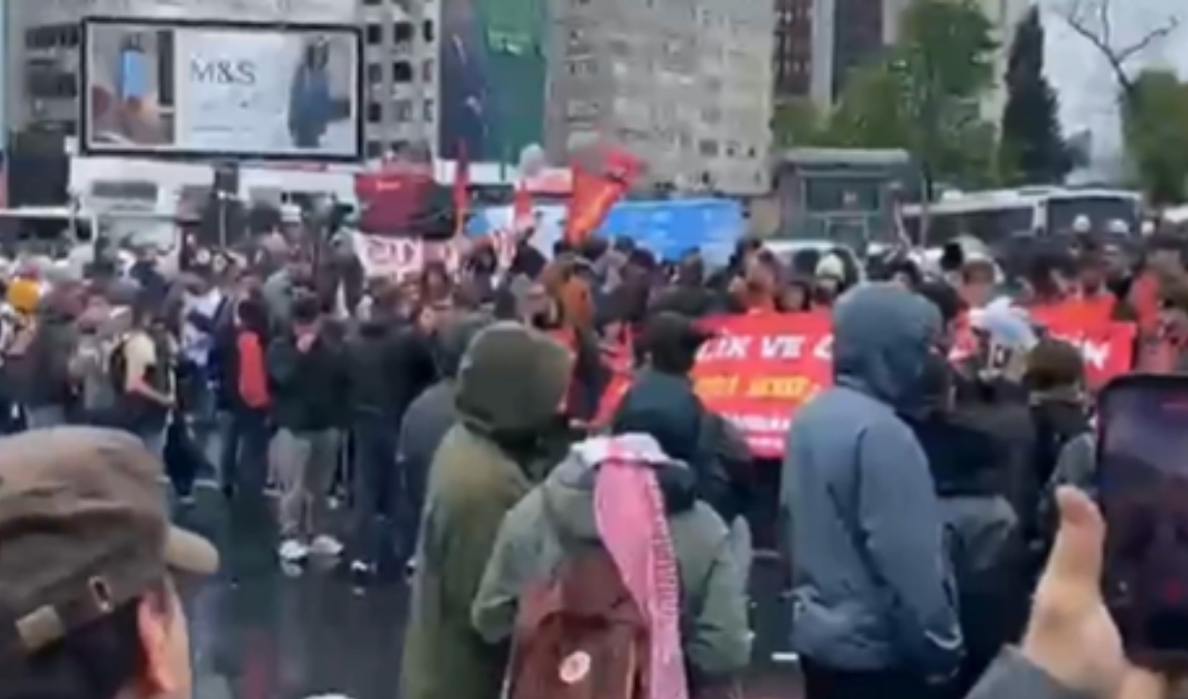 İstanbul'da 1 Mayıs gösterilerine sert müdahale! 120 gözaltı
