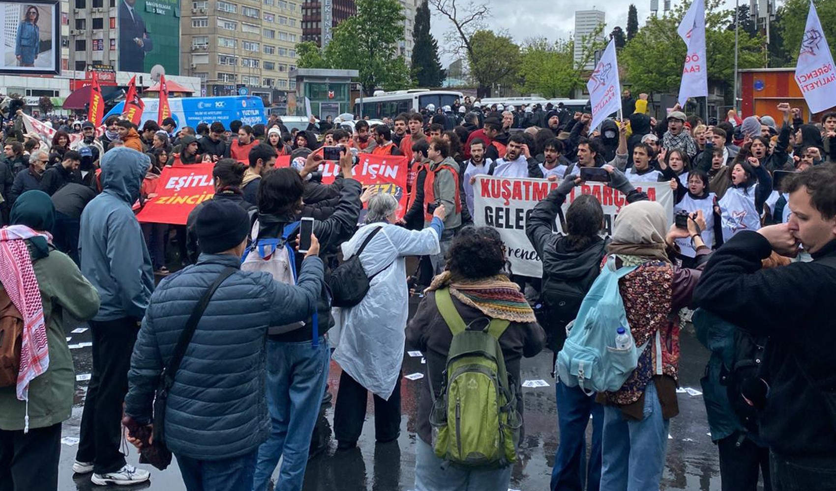 İstanbul'da 1 Mayıs gösterilerine sert müdahale! Polis ablukası genişliyor