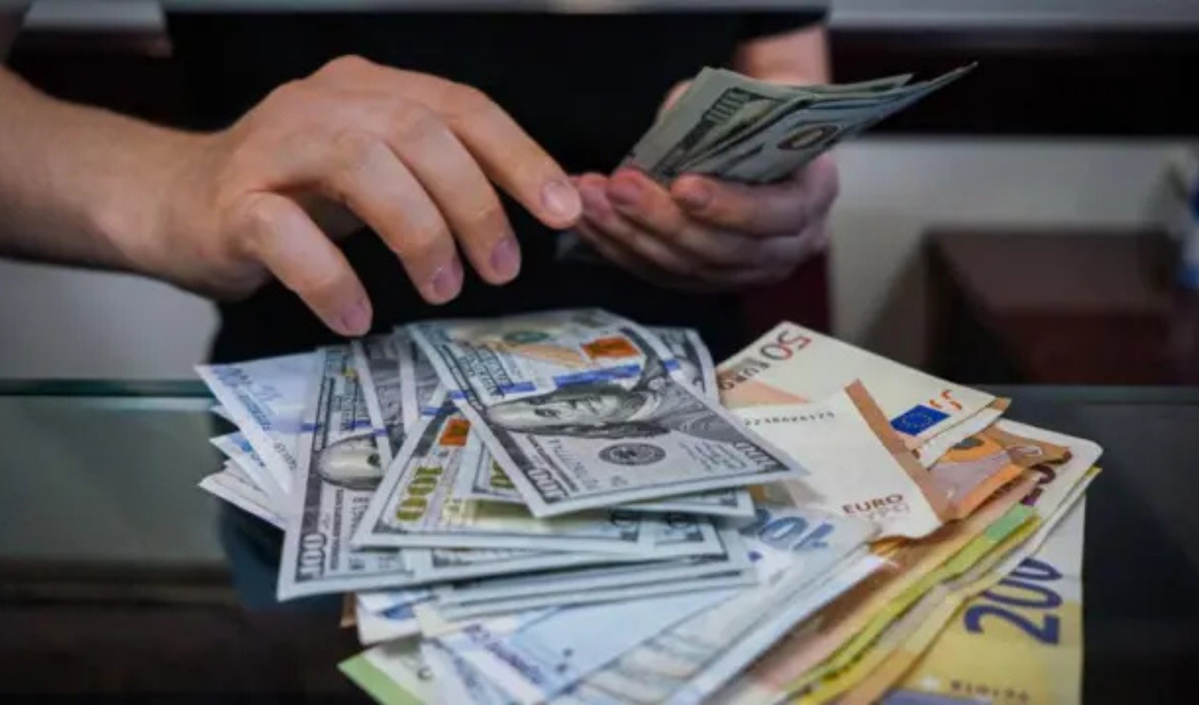 Döviz kuru içeride garibanı, dışarıda sanayiciyi yakıyor