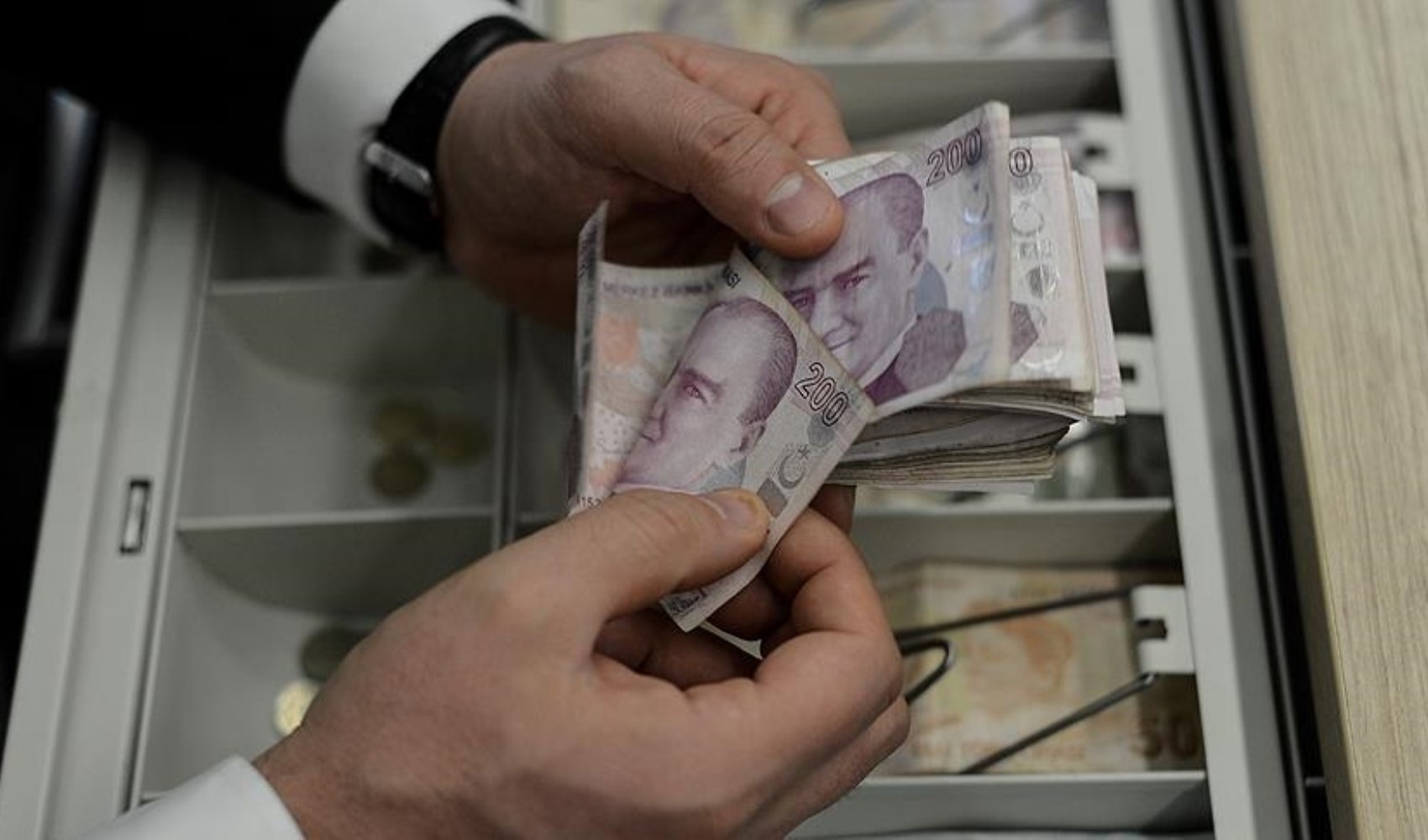 Emekliler geçim sıkıntısı nedeniyle tekrar iş hayatına dönüyor