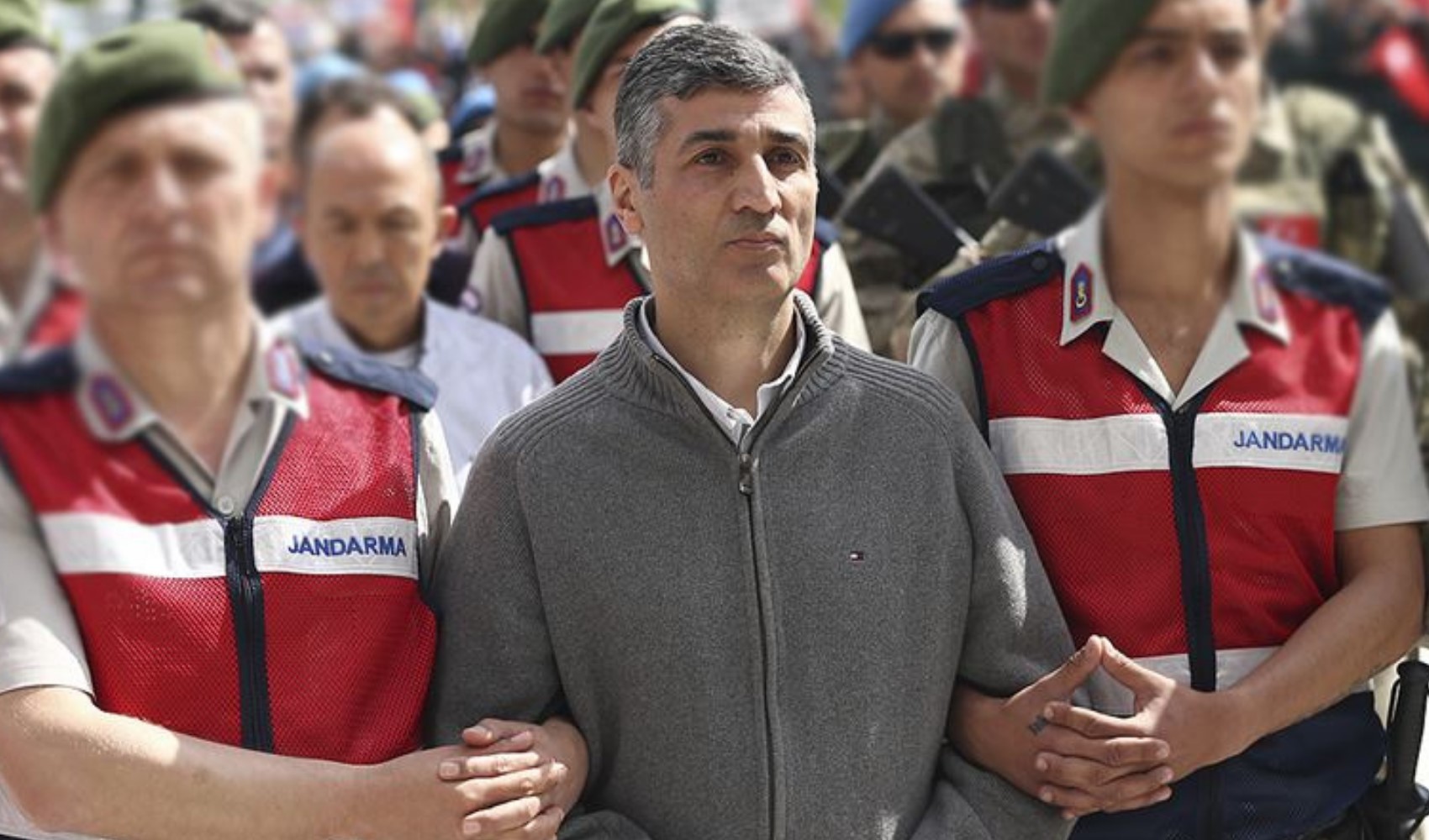 'Darbeci' General: 'Komutanlarımız bizi birkaç ev ve birkaç milyon dolara sattı'