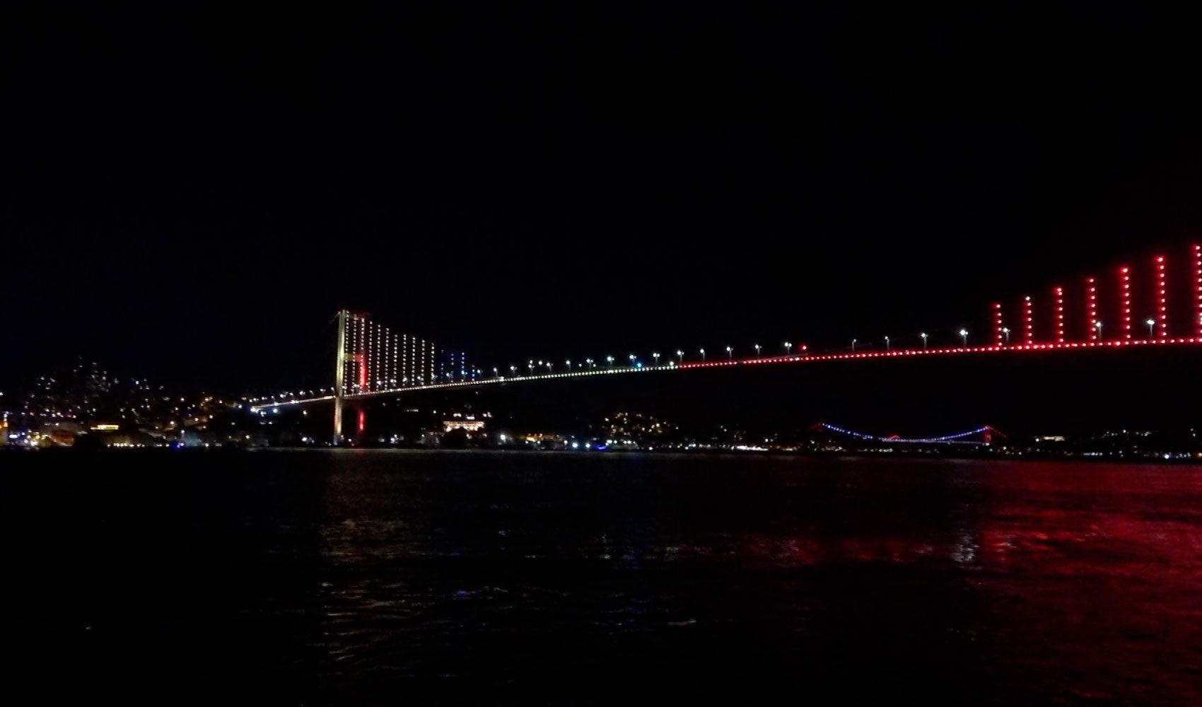 15 Temmuz Şehitler Köprüsü sarı-kırmızıya büründü