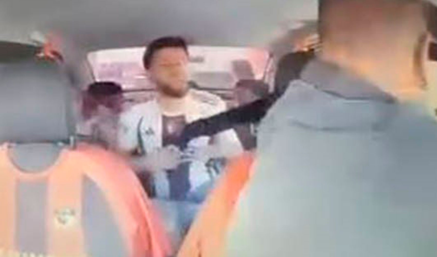 Rehin alınan taksici silahlı şüpheliyi böyle etkisiz hale getirdi
