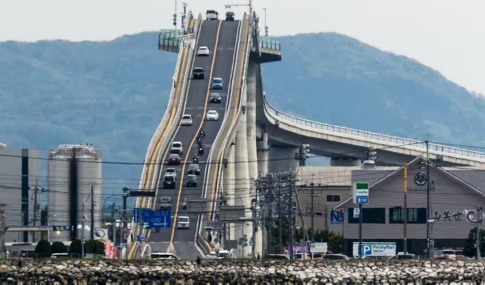 Dünyanın en dik köprüsü Japonya’da yapıldı