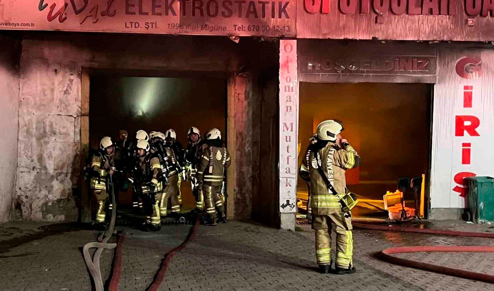 Başakşehir’de parfüm imalatı tesisinde yangın:1 itfaiye eri yaralandı bir kedi kurtarıldı