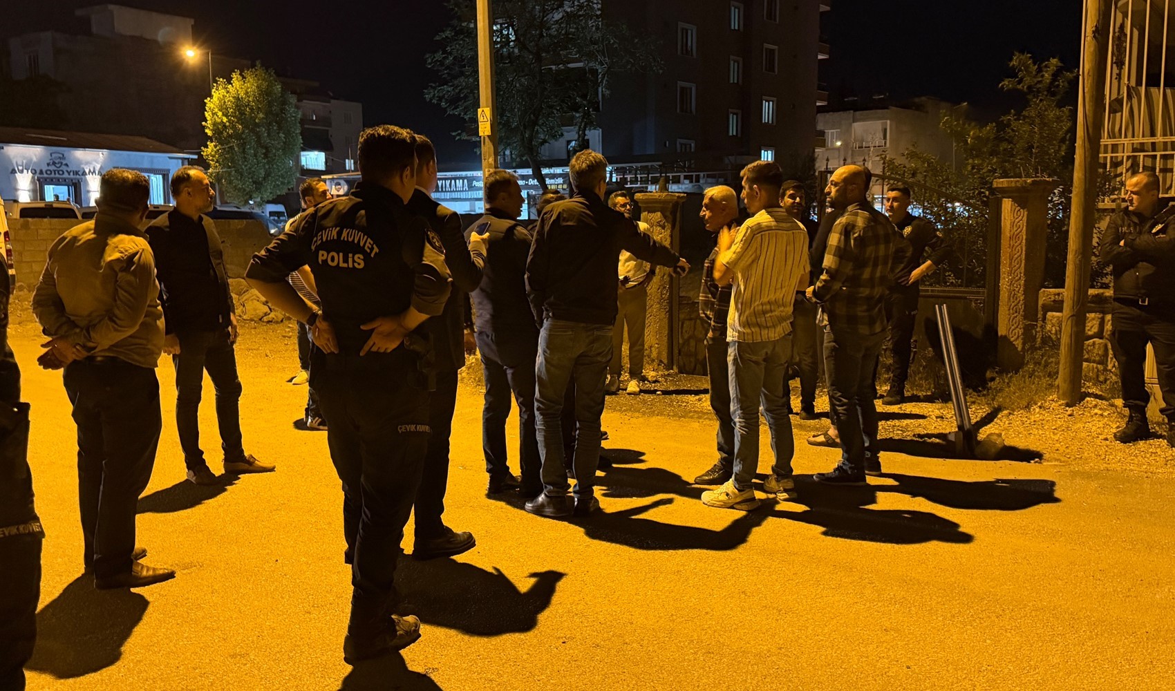 Ev sahibi ile kiracı arasında bıçaklı, sopalı, taşlı kavga: 11 yaralı