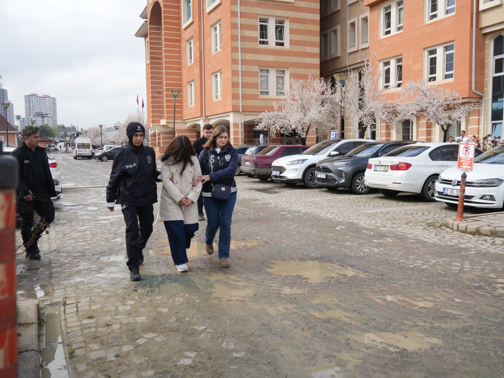 Tuvalette doğurduğu bebeğini çöpe atan annenin cezası belli oldu: Poşete sarıp attı