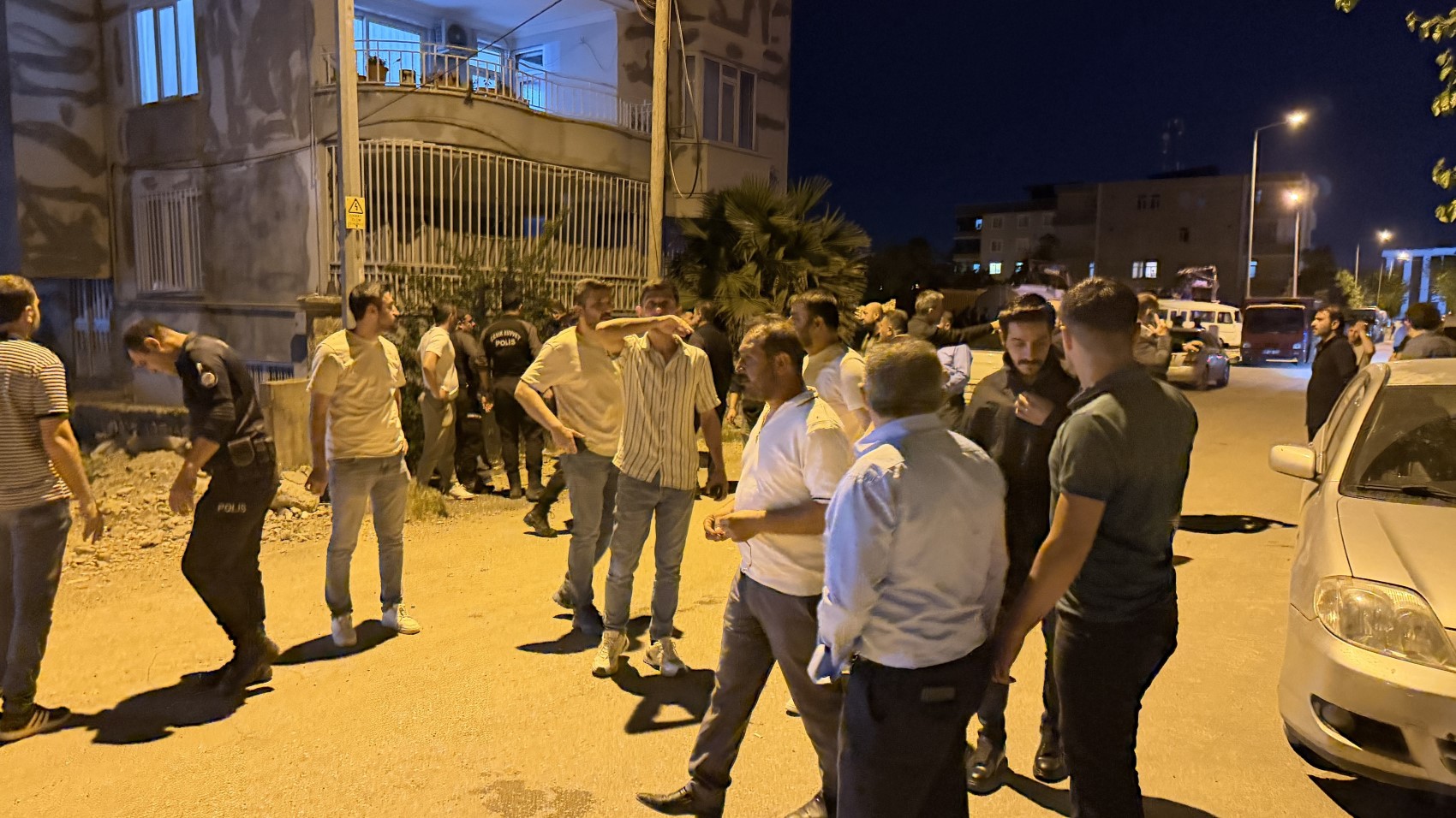 Ev sahibi ile kiracı arasında bıçaklı, sopalı, taşlı kavga: 11 yaralı