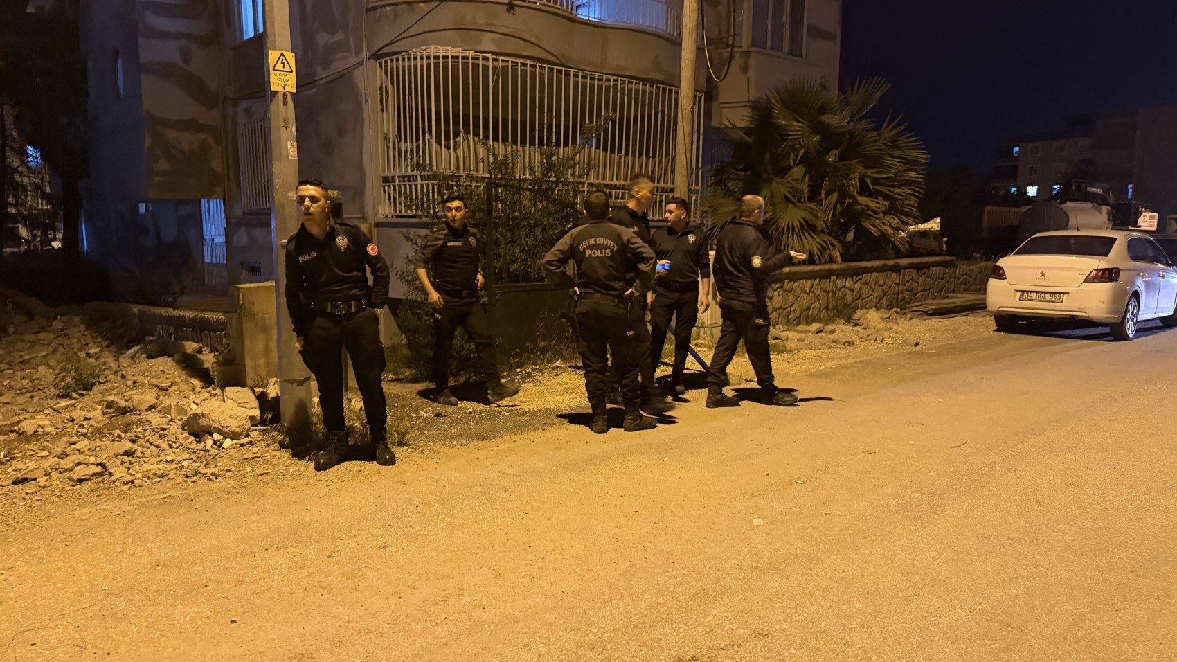 Ev sahibi ile kiracı arasında bıçaklı, sopalı, taşlı kavga: 11 yaralı