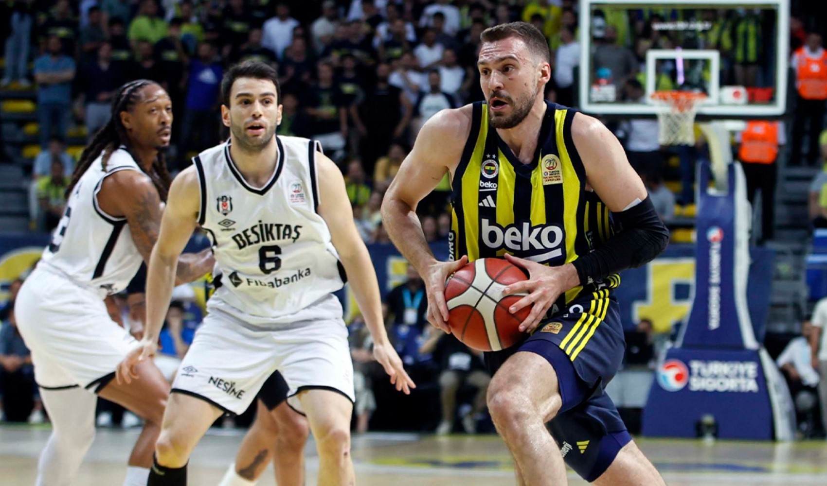 Beşiktaş derbide Fenerbahçe Beko'yu yenerek sezonu galibiyetle bitirdi