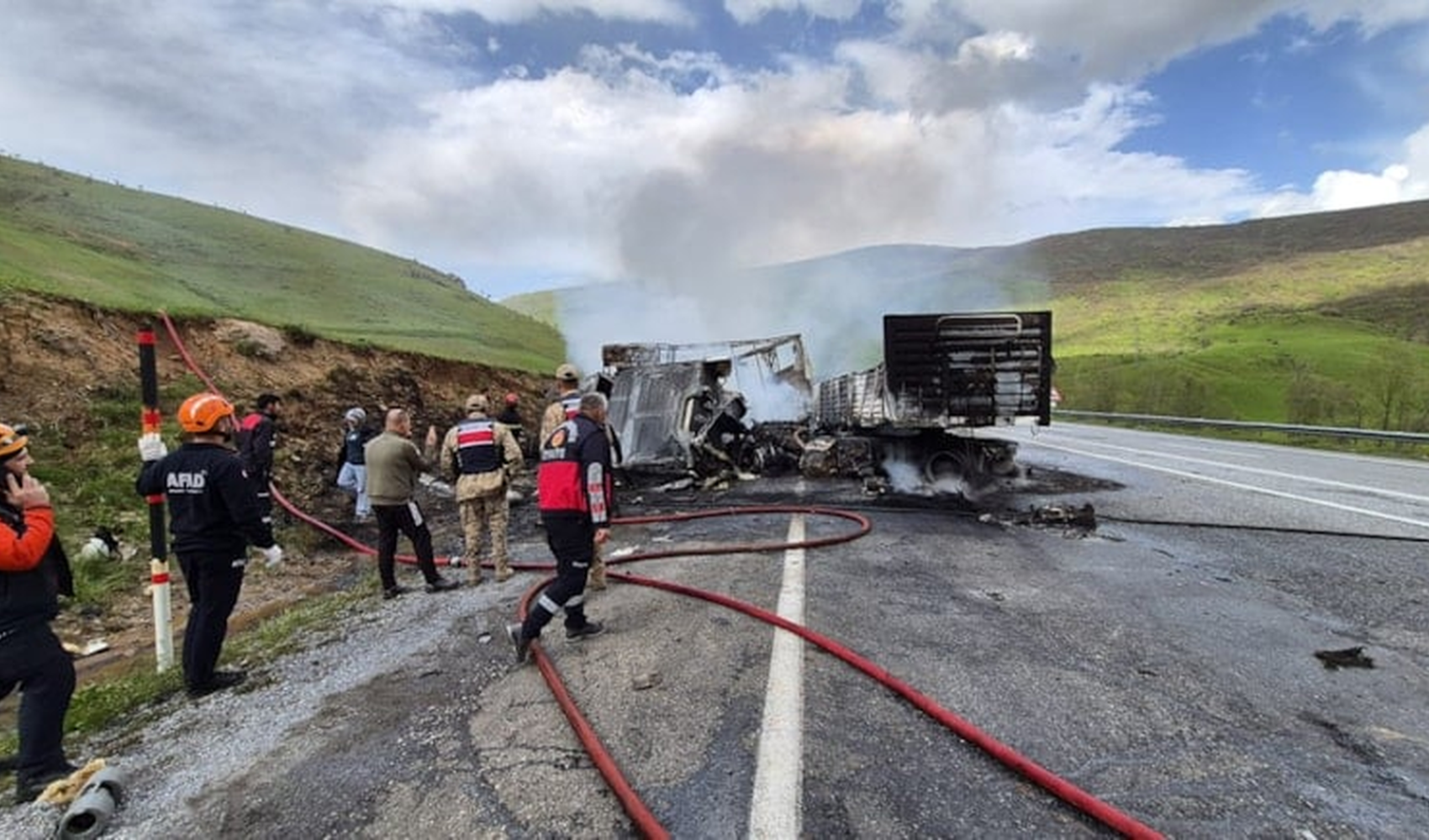 İki tır arasında feci çarpışma: Sürücüler yaşamını yitirdi