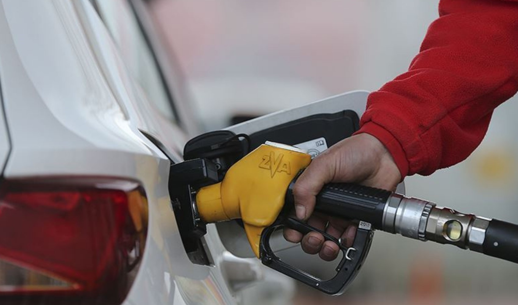 Benzine gece yarısı zammı