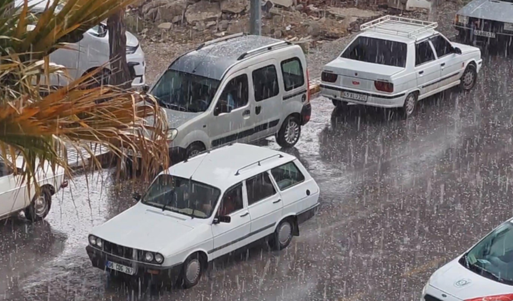 Dolu ve sağanak yağış etkili oldu, günlük yaşam aksadı