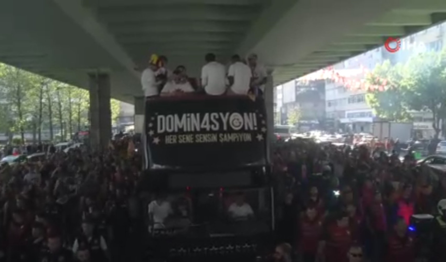 Şampiyon Galatasaray üstü açık otobüsle şehir turu attı