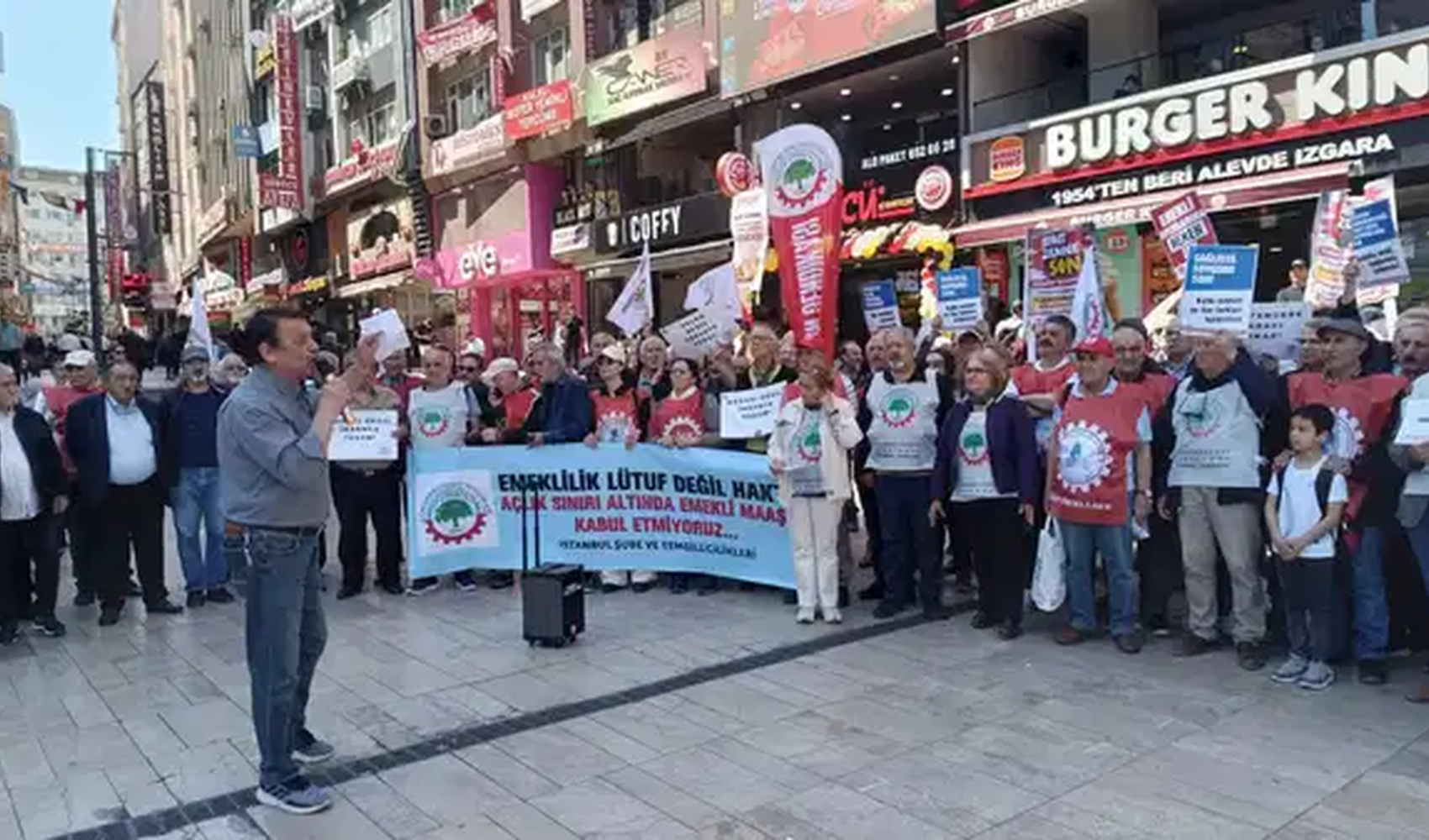 Emekliler meydanlarda gelir adaleti için buluştu: 'Sadaka değil, hakkımızı talep ediyoruz'
