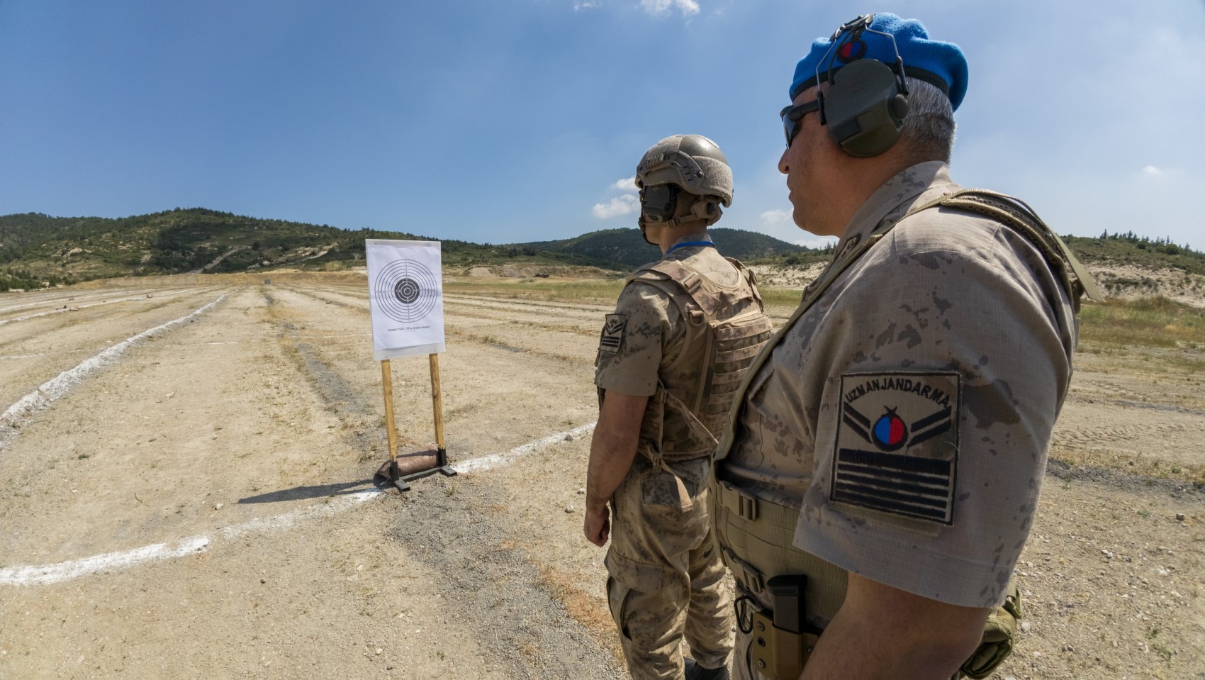 Jandarmanın şampiyon nişancıları kozlarını paylaştı
