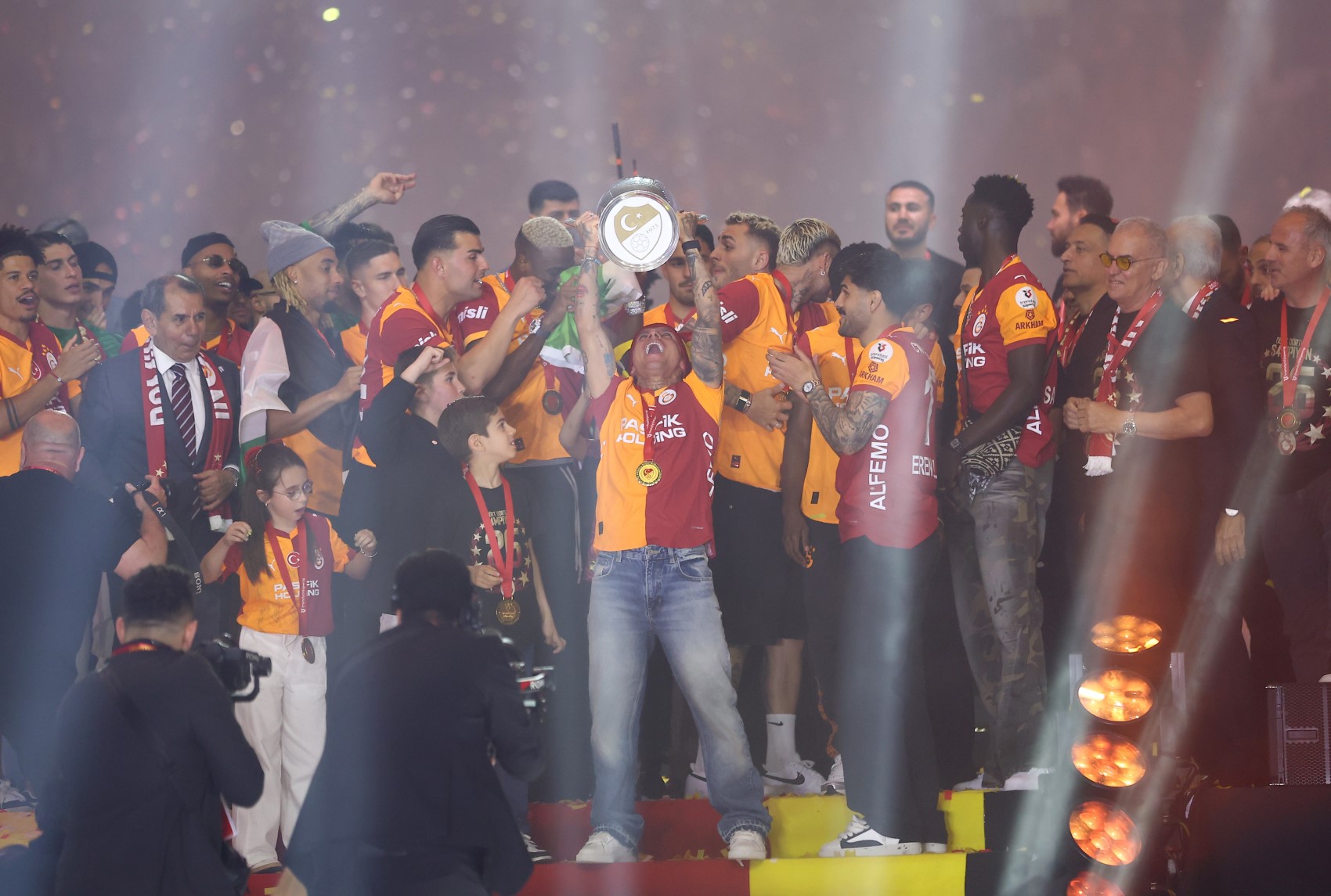 Şampiyon Galatasaray kupasını aldı: Kupa ve madalyaları Dursun Özbek verdi