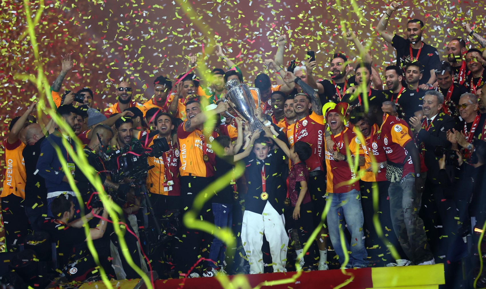 Şampiyon Galatasaray kupasını aldı: Kupa ve madalyaları Dursun Özbek verdi