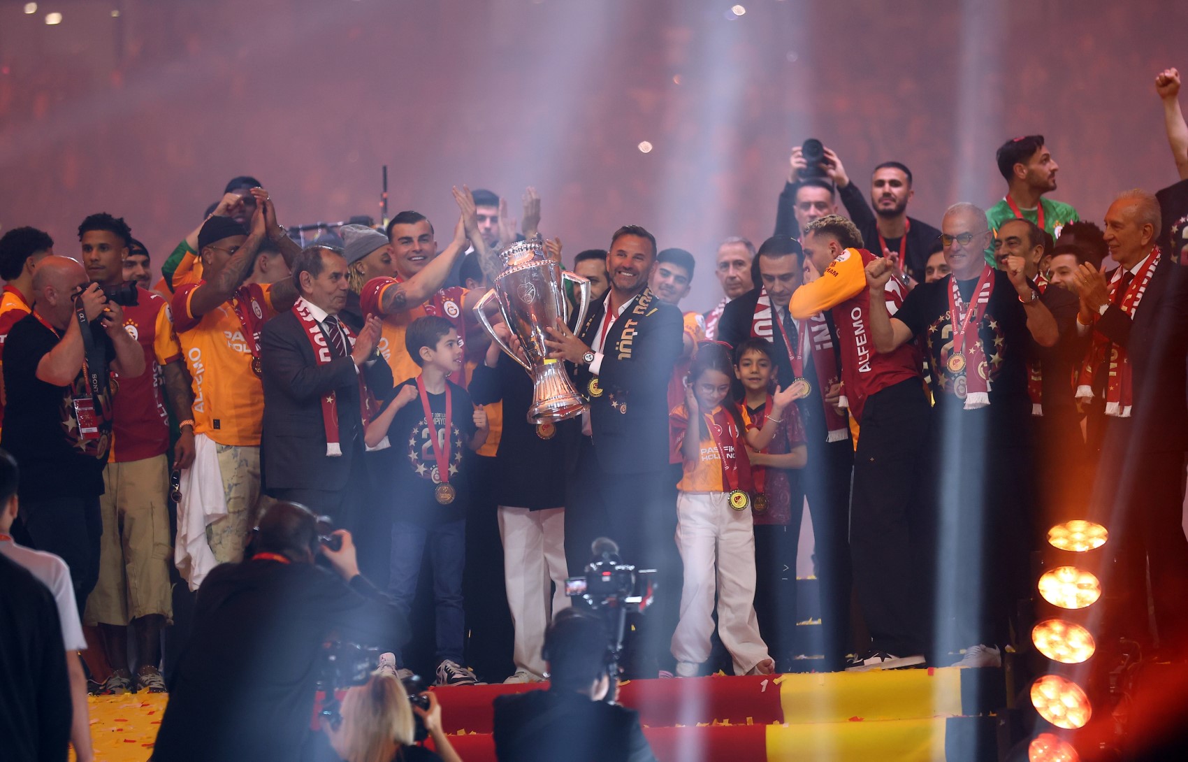 Şampiyon Galatasaray kupasını aldı: Kupa ve madalyaları Dursun Özbek verdi