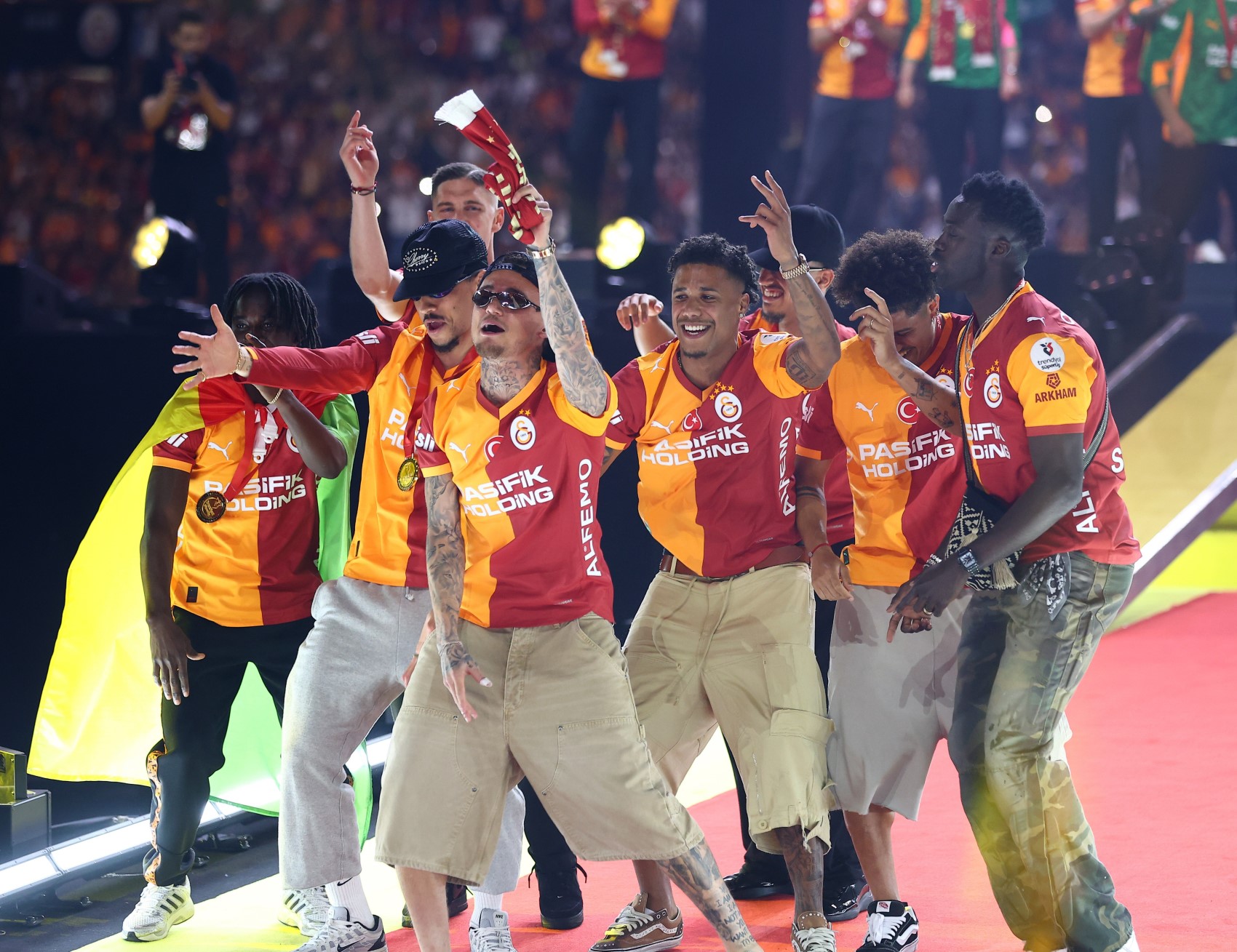 Şampiyon Galatasaray kupasını aldı: Kupa ve madalyaları Dursun Özbek verdi